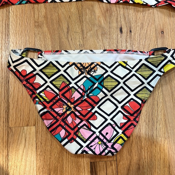 Skye bikini set. Says size large I would say more small/medium - Picture 6 of 10
